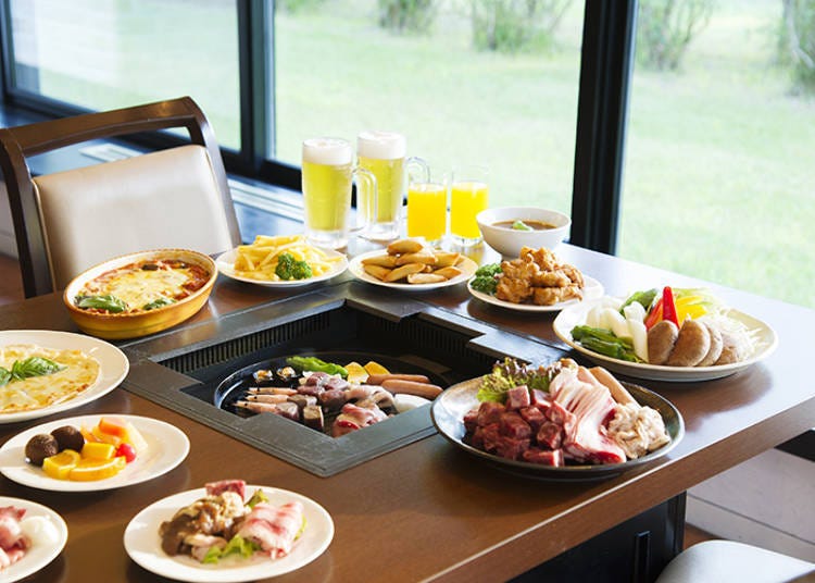 ‘바비큐 레스토랑’에서 즐기는 뷔페(어른 1800엔), 다양한 단품 요리 외에 바비큐 메뉴 등 80 종류 이상의 요리가 준비되어 있다.