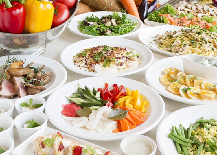 뷔페 메뉴에는 유니초에서 재배한 야채와 쌀을 중심으로 건강에 좋은 음식들이 음료를 포함해 약 40종류 제공된다. 신선한 야채는 그 맛부터 다르다!