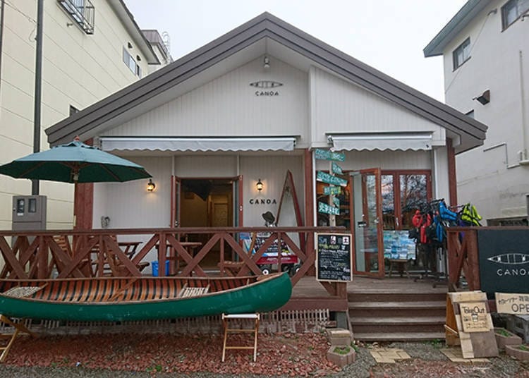 支笏湖溫泉街上的「支笏ガイドハウス かのあ(Shikotsu Guide house CANOA)」，可以報名獨木舟體驗