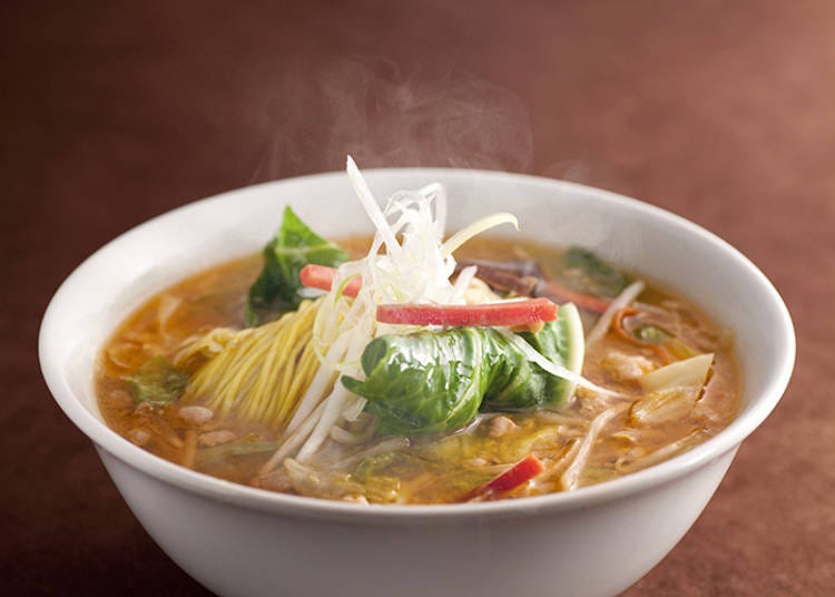 Miso Ramen (870 yen). A delightful combination of medium-thick noodles in a thick, rich miso soup – a bowl on the royal road of ramen