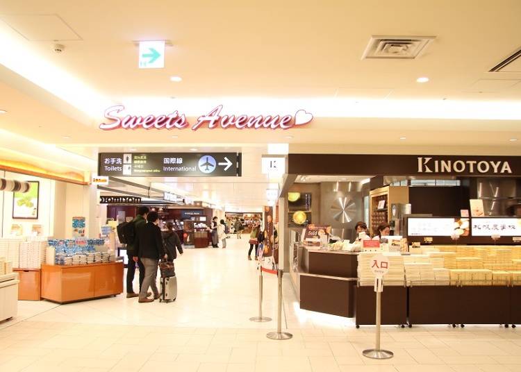 国内線２階「ショッピング・ワールド」の国際線連絡施設側に広がる「スイーツ・アベニュー」。北海道の銘菓が勢揃い。