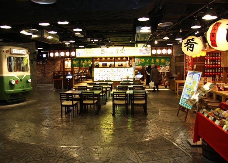 日本のレトロな町並みを再現した「市電通り食堂街」。旬の食材を使った北海道の名物料理を味わえる店が軒を連ねる。