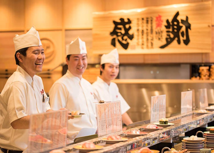 職人が寿司を握る姿を眺めながら食べると、寿司はさらにおいしい。回転寿司ではあるが、食べたいネタはお好みでオーダーしよう。