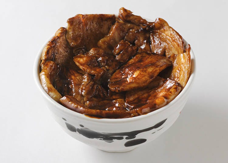 고기가득 부타동(된장 수프, 반찬 포함)(1296엔). 두꺼운 돼지 고기가 가득 올려진 스테미너 만점의 일품