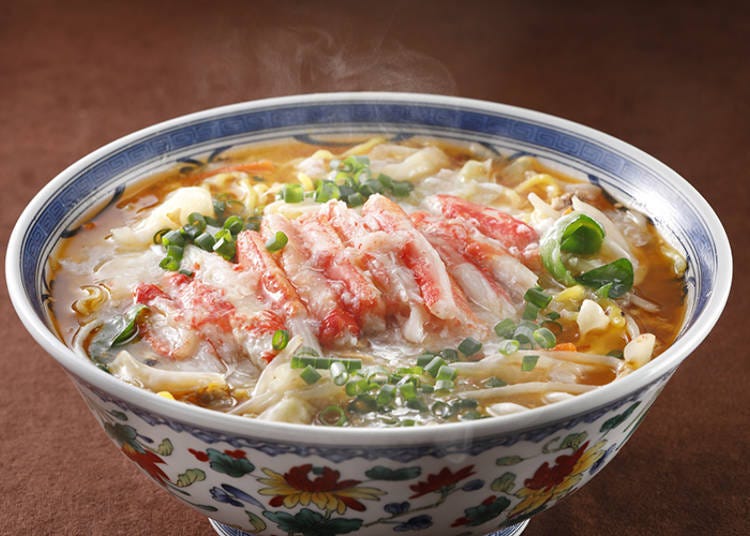 这碗是在拉面上放上满满蟹肉的「蟹入北之奢华拉面」（1500日元）。充满螃蟹鲜味的蟹肉，使整碗拉面更加美味。