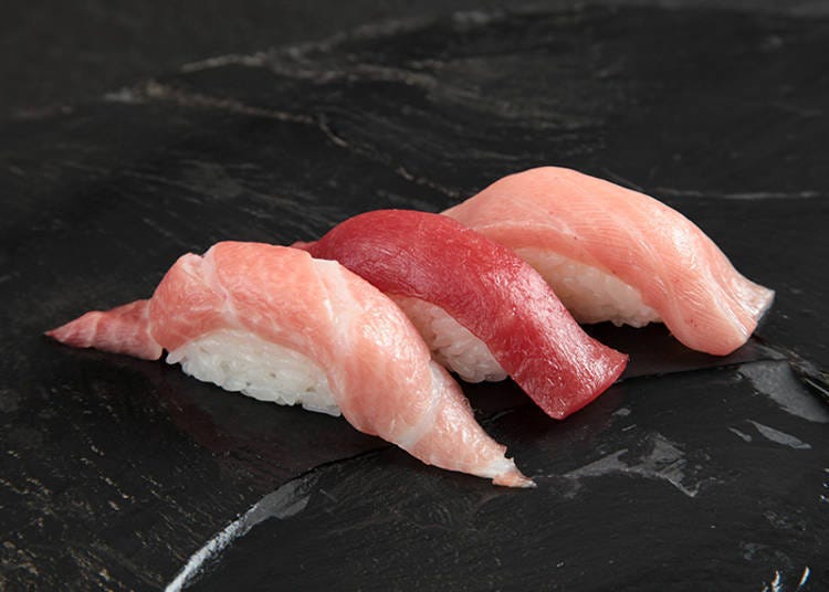 喜歡鮪魚的朋友千萬不能錯過「本鮪魚三味」（918日圓）。可以品嚐到鮪魚的腹部、背部以及赤身。