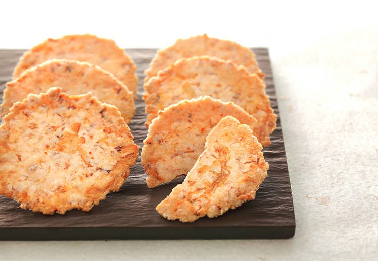 北海道の特産品である鮭を乾燥させて作ったうま味たっぷりの鮭ぶしを使ったせんべい「鮭ぶし丸」はおつまみにも最適