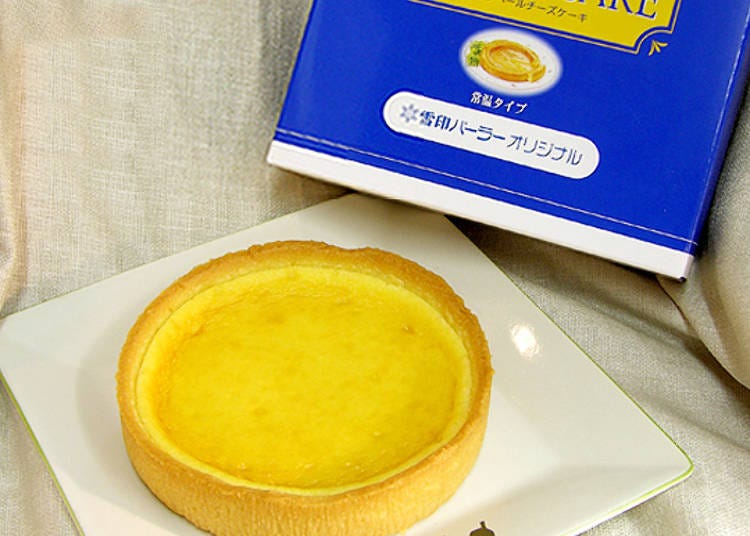 北海道限定発売の「カマンベールチーズケーキ」。常温でお持ち帰りもOK