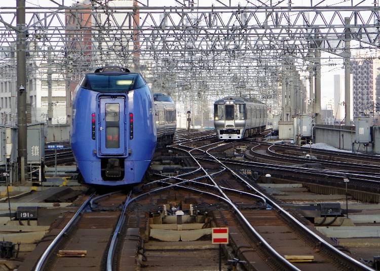 삿포로 역은 하코다테나 아사히카와 역, 구시로 역 등 홋카이도 각지로 향하는 특급 열차가 빈번히 발착하고 있다