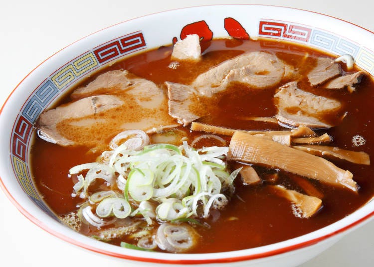 北海道特色拉麵②旭川拉麵：醬油湯底裡有滿滿的豬油和捲曲麵