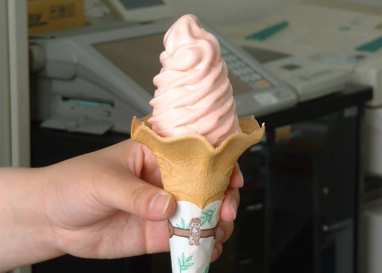 食べ飽きない美味しさが評判の「すいかソフトクリーム」（320円）