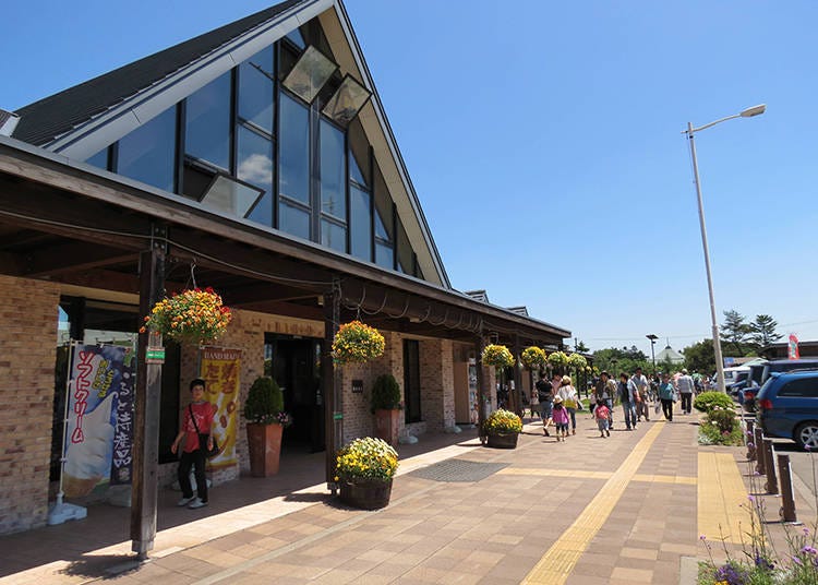 三角屋根が特徴の道の駅「花ロードえにわ」。さまざまな季節の花で彩られ、訪れるたびに違う表情を見せてくれる