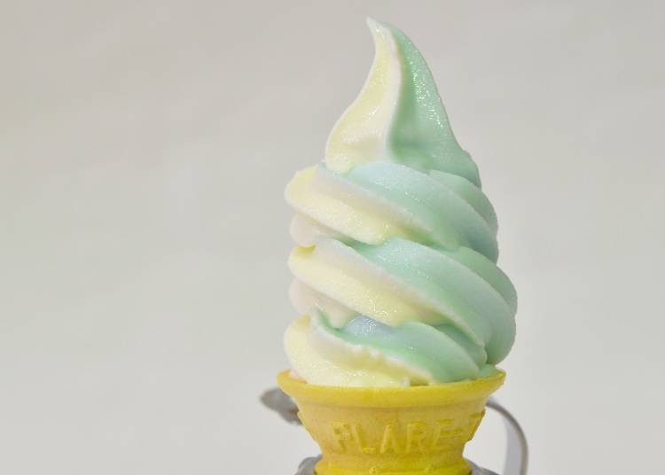 7月到9月限定贩售的「青池双色混合冰淇淋（青い池ソフトミックス）」（380日元），将酸奶的清爽酸味与牛奶的香醇完美调和。
