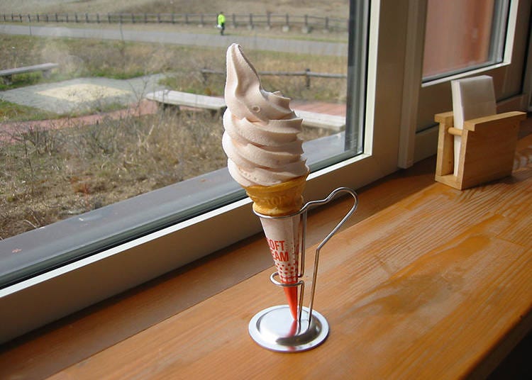 淡粉紅色的濱茄霜淇淋（300日圓）相當可愛，咬一口就能感受到濱茄花香充滿口中的幸福感