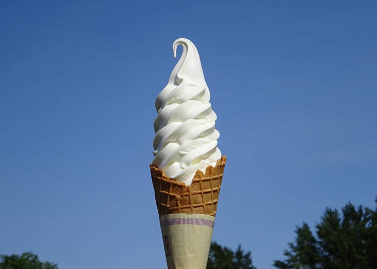 軽い食感で舌の上でふわりととろける「ソフトクリーム」（160円～）。まるでミルクを食べているかのような感じ！