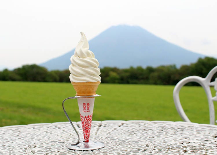 「ソフトクリーム」（290円）。「蝦夷富士」とも呼ばれる羊蹄山と牧場ののどかな風景を眺めながらいただきましょう
