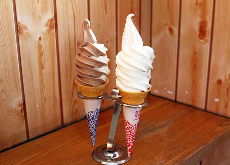 定番牛乳霜淇淋與可可霜淇淋+牛乳霜淇淋的mix，兩款一支都是270日圓。