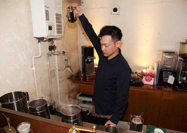 ▲ Here we see Mr. Takefumi, the manager, adjusting the temperature of the hot water to change the bitterness, acidity, and scent of coffee. He appears to alter the hot water temperature depending on the roast
