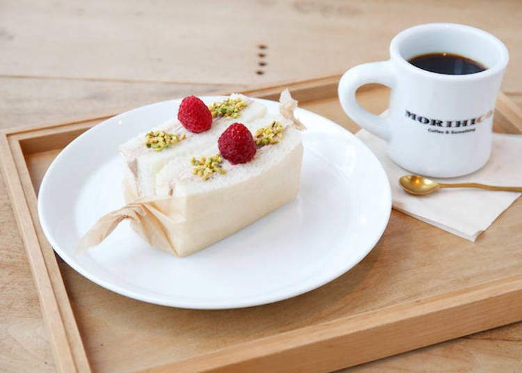 ▲「甜三明治和咖啡的套餐(スイーツサンド之コーヒーのセット)」680日元。早餐时间的咖啡是纸滤式冲制，以马克杯提供。