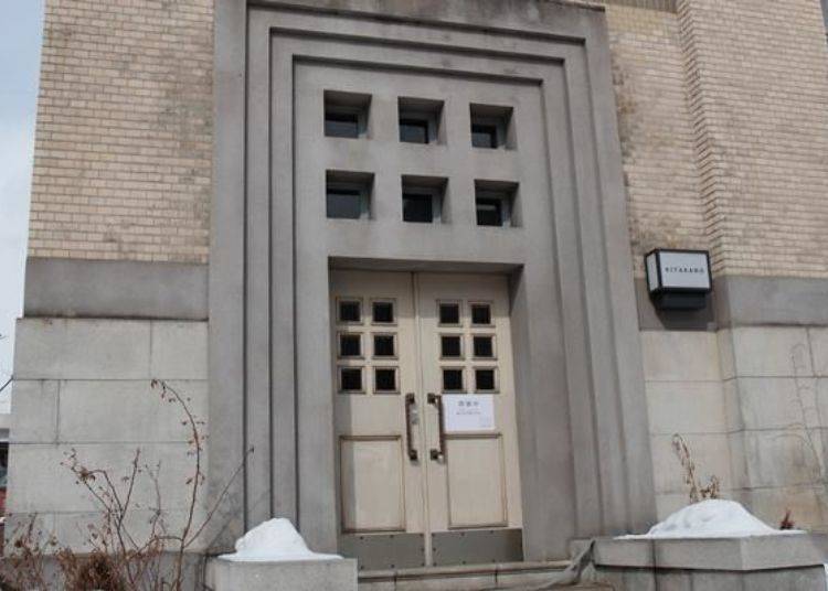 ▲The old entrance is closed but you can see the old entrance and the entrance hall from inside the building