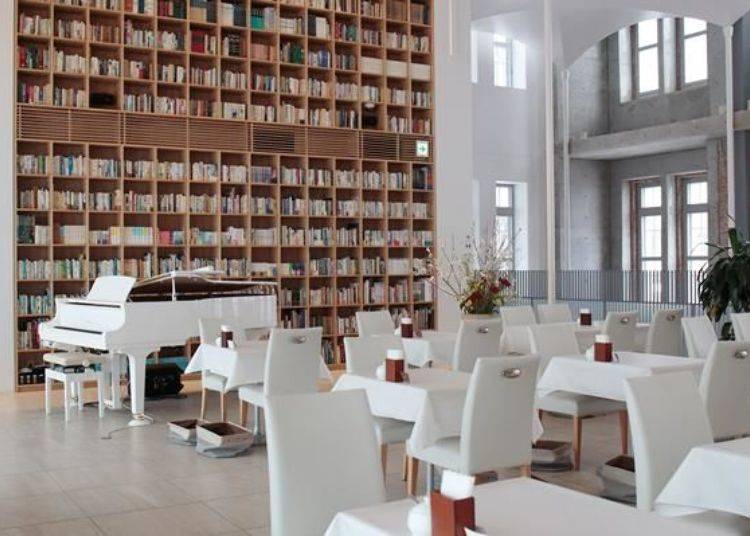 ▲The café on the 2nd floor has wonderful walls that give the image of a library among this pure white space!
