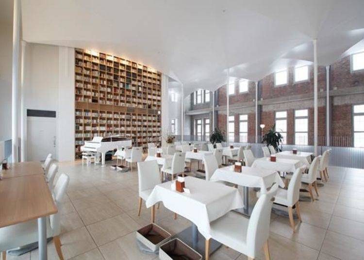 ▲二楼的咖啡厅采用白色为主色调装潢，给人明亮清爽的气氛。另外也可以将在一楼买的东西拿到二楼享用。