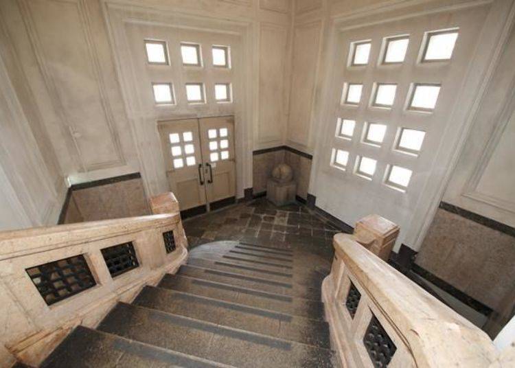 ▲從樓梯上俯瞰舊玄關大廳的景色宛如油畫般瑰麗