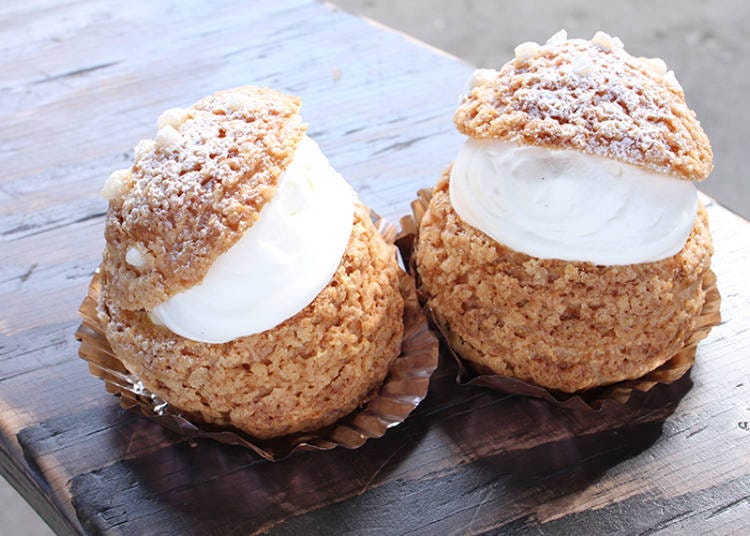 The lavender crispy cream puff (300 yen) is sold at Rapport House. The cream puff doesn’t stay fresh for long, so make sure to eat it on the farm!
