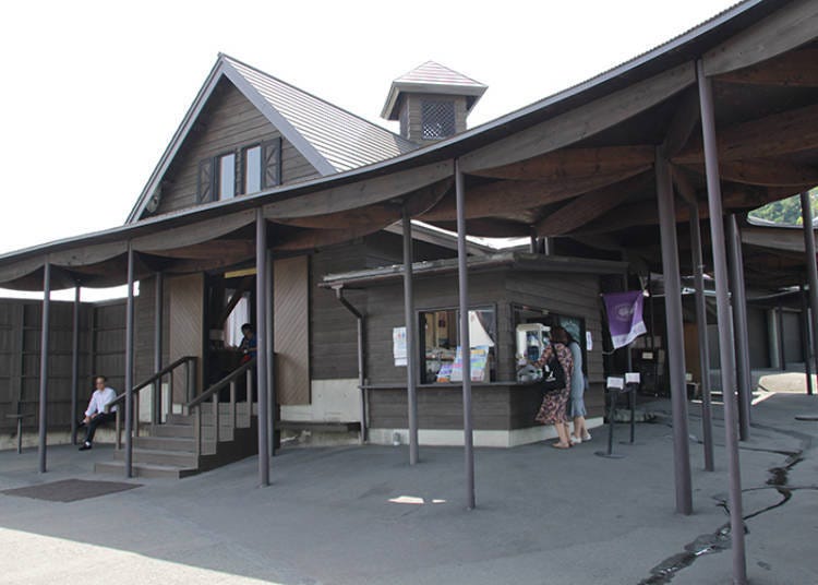 As you enter the farm, Rapport House is located next to the Hanabito Field. Other than original sweets, they also sell specialty products of Furano. There is a kiosk that sells soft-serve ice cream and drinks by the entrance.