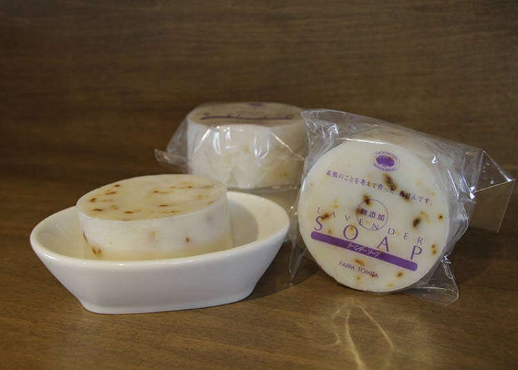 The most popular gift is the Natural Series: Lavender Soap (712 yen). Mini size (412 yen)