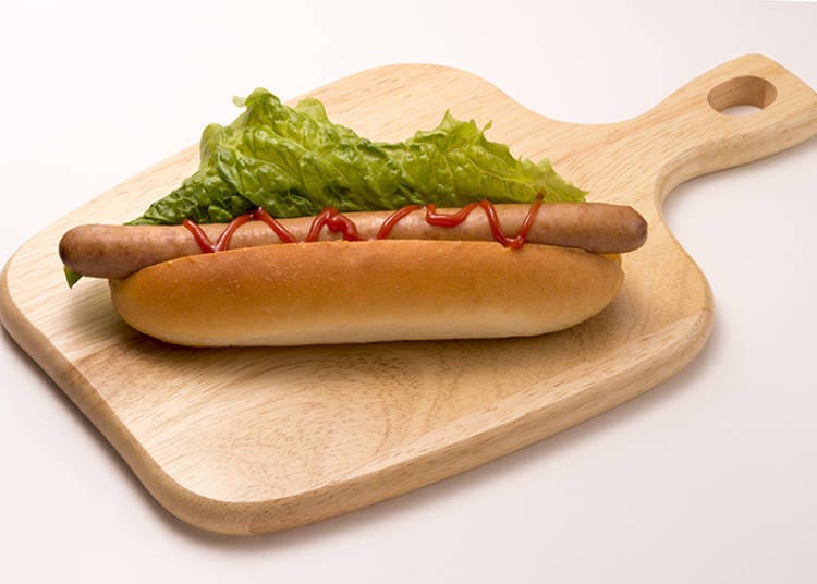 「上富良野产的猪肉加富良野热狗包」（440日元）。鲜美多汁Q弹的热狗真是绝佳美食！