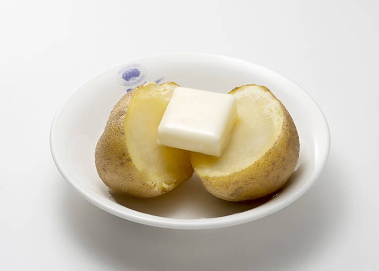 「富良「奶油搭配富良野产的男爵马铃薯」（190日元）。马铃薯本身的甜味配上奶油的咸味非常对味！野産男爵いものじゃがバター」（190円）。ジャガイモ本来の甘みとバターの塩味の相性が抜群