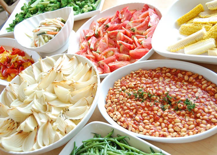 吧台上排滿了色彩鮮艷的新鮮蔬菜！夏季時在新雪谷周邊採收的蔬菜就是最棒的美食饗宴！