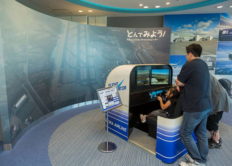 可以体验驾驶飞机的飞行模拟器(2分30秒一次100日元、4分30秒1次200日元)。重现新千岁机场出发的飞行模式。