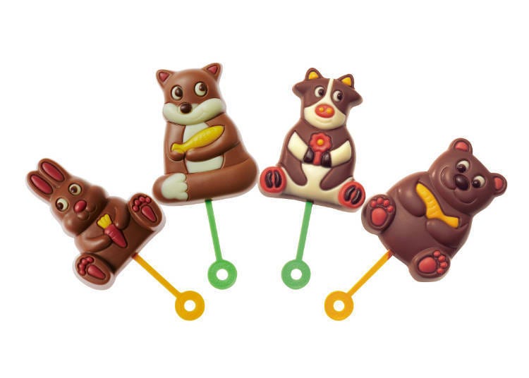 以牛或熊等北海道的动物为造型的巧克力「Royce' Pop Chocolate(ロイズポップチョコ)」(一支184日元)，也是人气原创商品，不仅美味，可爱的表情也是受欢迎的原因