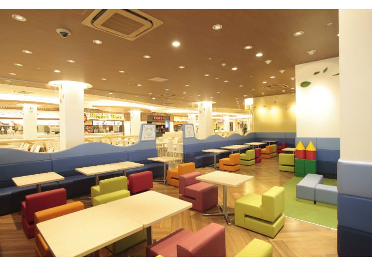 Popular gourmet dishes can be enjoyed in the spacious food court