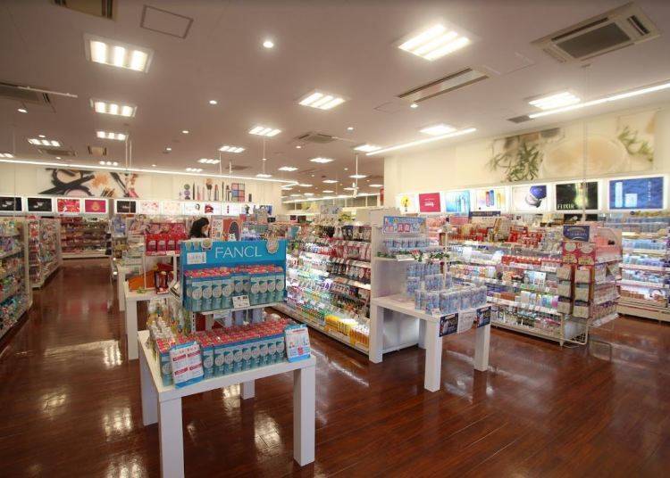 简称「SATSUDORA」的SAPPORO药妆店，除了药品外，美妆产品也相当丰富。