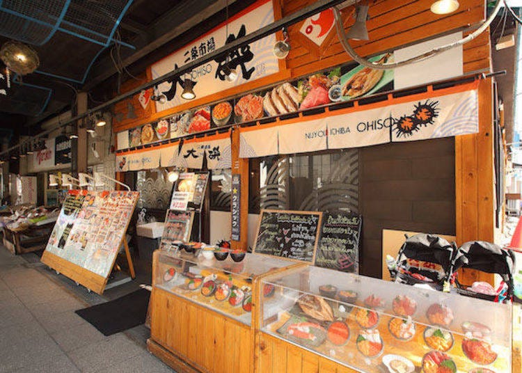 Realistic sample displays of delicious seafood bowls mark the entrance of Oiso in the market