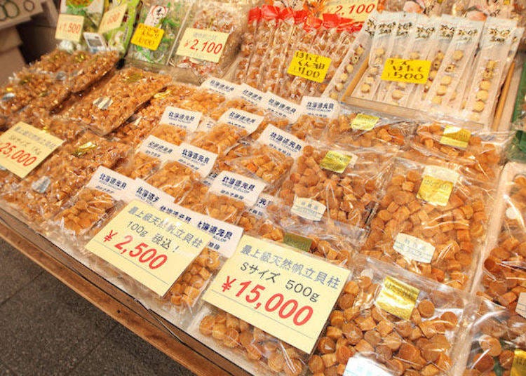 Scallops lined up in front of Hasegawa Shoten. The more you chew them, the greater the flavor. Very popular for being natural products.