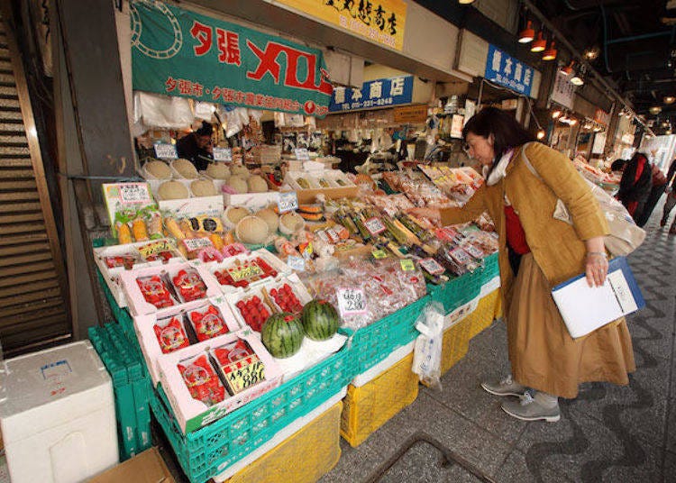 Fruit and vegetables displayed in front of the Kotobukiya Marukoshi Shoten