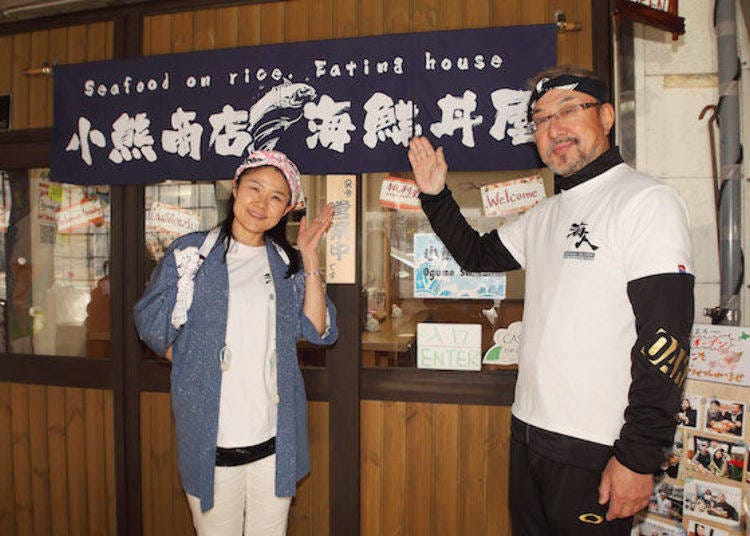 These Oguma Shoten employees told us that a popular seafood bowl is the one where you can load up the boat-shape bowl yourself with the sashimi of your choice.