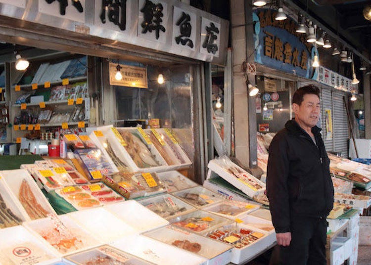 这是以北海道毛蟹和北海道帝王蟹为主要商品的「本间鲜鱼店」。
