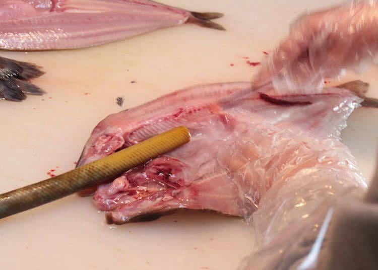 精湛巧妙的手法将细细的鱼刺挑除。果然是专业的！