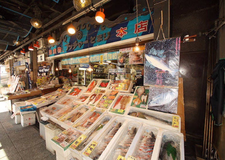「Butcher Tomari」贩卖的是一整条的鲑鱼。