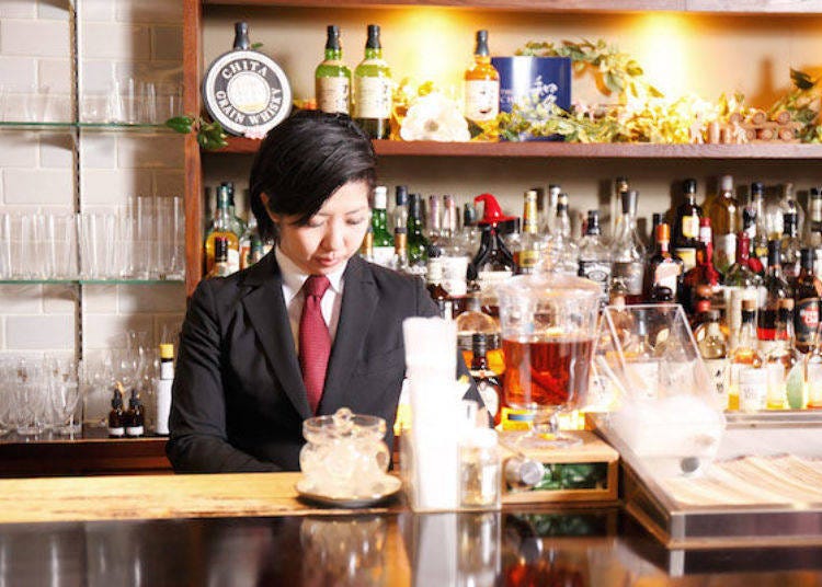 The only female bartender looks very professional!