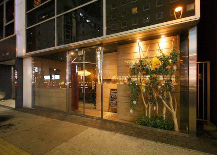 The comfortable atmosphere of Bar WADURO can be seen through the large glass windows