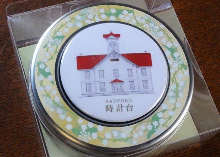 This is a tin of Sapporo Clock Tower black tea that costs 1,500 yen. This milk-flavored tea is an original bled that evokes the image of Sapporo in the snow surrounded by a border of Lilly of the Valley flowers, the flower of the city.