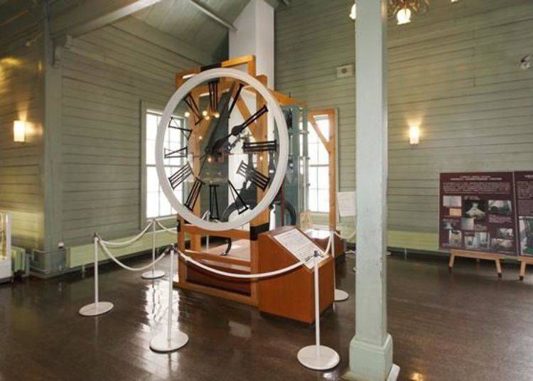展示的时钟和钟楼外观上的时钟是一样的大小。表盘的直径是167公分，时针与分针的部份是由秋田衫木制作而成。