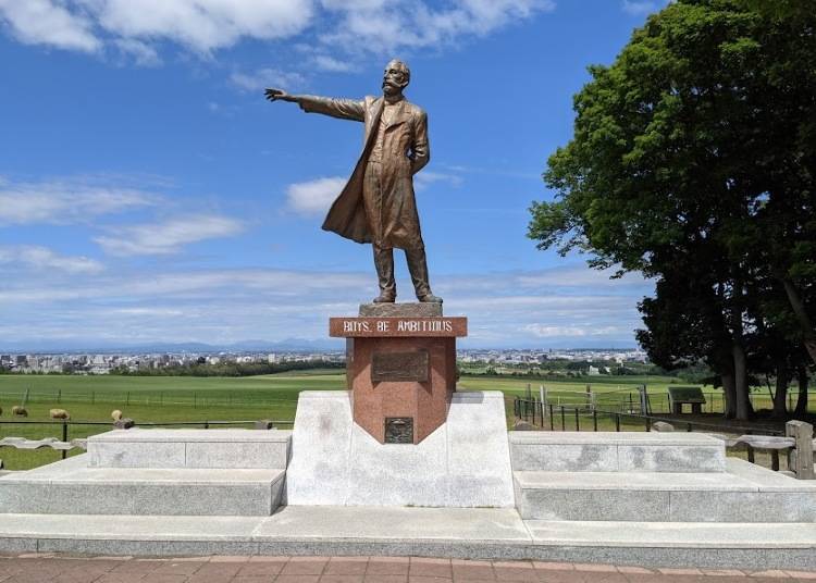 The bronze statue of Dr. William S. Clark at the Sapporo Hitsujigaoka Observation Deck, who contributed to the founding of Hokkaido.