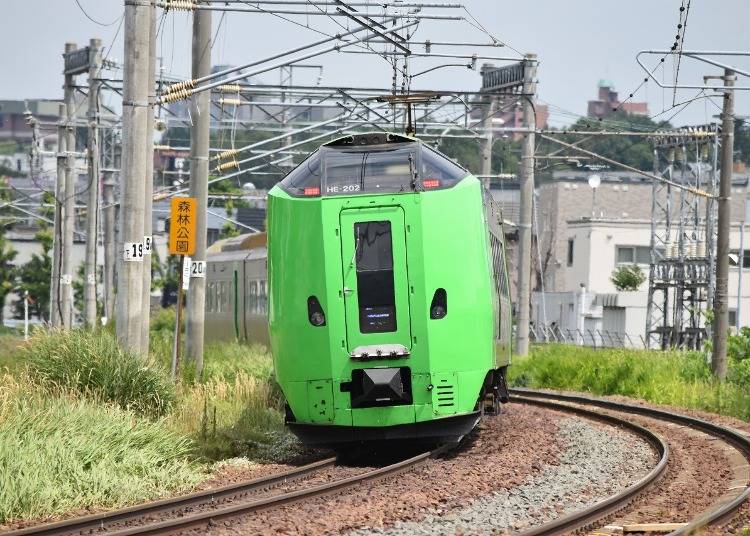 札幌から各都市を鉄道やバスが結んでいる
